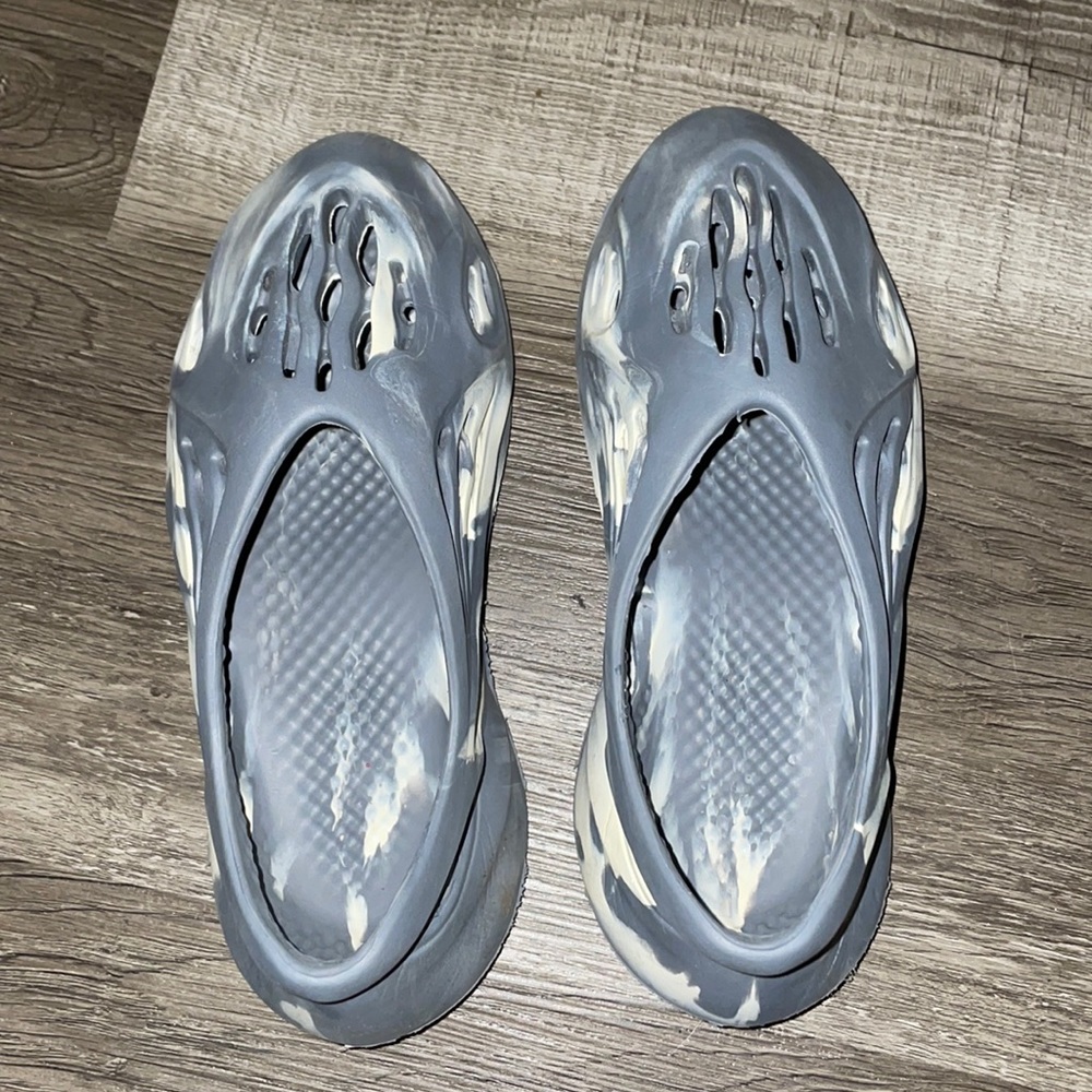 Yeezy Foam Runners: gray / white